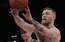 VIDEO: UFC seja Makgregors "piešauj roku" Knicks un Porziņģa mājas arēnā