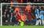 VIDEO: "Liverpool" iztur "Manchester City" spiedienu un svin svarīgu uzvaru