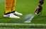 VIDEO: smieklīgas ķibeles futbola tiesnešu ikdienā, strādājot ar putām