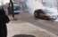 VIDEO un FOTO: ar atklātu liesmu deg automašīna, bet apkārtējie neliekas ne zinis