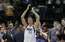 NBA leģenda Novickis nespēj noticēt! "Mavericks" fane iemet no centra