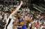 Bertānam teicams "slam dunk"; "Spurs" nonāk viena zaudējuma attālumā no sezonas beigām