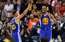 "Warriors" basketbolisti turpina uzvaru sēriju un nonāk panākuma attālumā no NBA čempionu titula