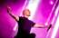 41 gada vecumā pašnāvību izdarījis "Linkin Park" solists Česters Beningtons