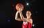 Amerikāņu basketboliste Bērda atklāj attiecības ar futbolisti Rapino