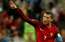 Futbola superzvaigzne Ronaldu daiļi izrāda uzvalku