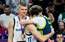Aizkustinoši! Gorana Dragiča un viņa brāļa Zorana sirsnīgais apskāviens uz "EuroBasket" goda pjedestāla