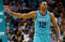 Dīvains skats – NBA basketbolists spēles laikā sabučo tiesnesi