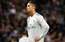 Futbola zvaigzne Ronaldu izrāda savus iespaidīgos kājas muskuļus