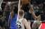 Dāvim Bertānam trīs precīzi tālmetieni, "Spurs" atspēlējas un uzvar "Thunder"