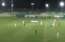 Futbola mača laikā uz laukuma izbrauc auto un sabiedē spēlētājus