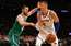 Porziņģa atgriešanās mačā "Knicks" uzvar Austrumu līderus Bostonas "Celtics"
