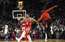 Fantastisks Gordona metiens no centra un citi NBA dienas spilgtākie momenti