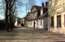 Kamēr vīrietis guļ, viņa draugs netīšām izraisa ugunsgrēku dzīvoklī