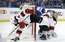 NHL spēlētājs kuriozi iemet savos vārtos! Vārtsargs "paliek uz pauzes"