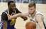 Bertāna "Spurs" bez trenera Popoviča arī savā laukumā piekāpjas Goldensteitas "Warriors"