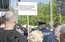 Policija no Uzvaras parka eskortē vairākus protestētājus; viens no viņiem aizturēts