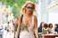 Foto: Rita Ora iziet ielās kleitiņā ar pārdrošu dekoltē