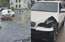 VIDEO! Zagļi apsargātā stāvvietā "izģērbj" dārgu "BMW"