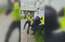 VIDEO! Policisti dodas izšķirt meiteņu kautiņi un paši nonāk uzbrukuma epicentrā