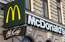 Autovadītājs ar auto ietriecas Rīgas centra ēstuves "McDonald’s" sienā un aizbēg