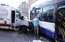 Avārija Rīgas centrā – stāvēšanai novietots mikroautobuss ieripo braucošā trolejbusā