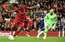 "Liverpool" uzbrucējs Staridžs mīklainā veidā netrāpa bumbu tukšos "Chelsea" vārtos