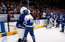 VIDEO: "Maple Leafs" talismans biedē komandas spēlētājus