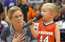 Sirsnīgi! Trīs gadus vecs bērns pirms basketbola spēles skatītājiem nodzied ASV himnu