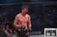 MMA zvaigzne cīņas laikā smagi pārsit degunu, abi sportisti turpina cīnīties, vārtoties pa asinīm