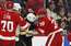 "Red Wings" aizsargs Vitkovskis vienu pretinieku ielidina bortā, otru piekauj ar dūrēm