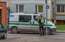 Policisti pie mājas sastop raudošu meitenīti – viņa gaida, kad māte atgriezīsies no darba