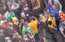 Pārgalvīgs futbola kluba "Wolves" fans viens pats metas cīņā pret daudziem "Watford" līdzjutējiem