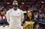 EMOCIONĀLS VIDEO: Ar asarām acīs cilvēki saka paldies NBA leģendai Dveinam Veidam