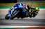 Rins pēdējos apļos apsteidz Rosi un svin savu pirmo "MotoGP" uzvaru; Markess krīt