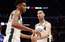 "Bucks" basketbolisti iekļūst NBA izslēgšanas turnīra nākamajā kārtā, "Jazz" pagarina sēriju