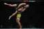 Efektīvi un efektīgi! Ar reslingam cienīgu paņēmienu uzvaru UFC cīņā gūst brazīliešu sportiste