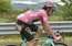 "Giro d’Italia" līderis krīt un turpina braukt ar pliku dibenu