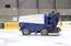 Zviedrijas izlases uzbrucējs Landeskogs izmēģina spēkus "Zamboni" vadīšanā