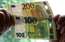 Jaunajās 100 un 200 eiro banknotēs iestrādāti modernākie pretviltošanas elementi