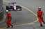 Tas bija tuvu! F1 pilots Peress milzīgā ātrumā gandrīz notriec divus tiesnešus