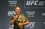UFC čempione Džesika Andrade pozē kaila ar savu čempiones jostu