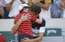 Franču tenisista Mahuta dēliņš pieskrien un apskauj tēvu pēc zaudējuma "French Open" mačā