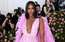 Pikants foto: britu supermodele faniem atrāda pliko dupsi