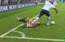"Tottenham" futbolists draudzības spēlē ļoti sāpīgi uzkāpj virsū savam pretiniekam, par to netiek sodīts