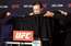 UFC cīkstone uz pirms cīņas svēršanos ierodas biedējošā stāvoklī