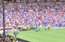 Traki futbola fani uzlec uz invalīdu sēdvietu jumta, tas iegrūst