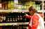 Lietuvā alkoholu nedrīkst tirgot līdz 20 gadu vecumam; sabiedrība šo aizliegumu vērtē neviennozīmīgi