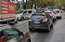 Rīgas centrā avarējis pašvaldības policijas mikroautobuss