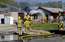 Lidmašīna Kalifornijā nogāžas uz mājas un aizdegas